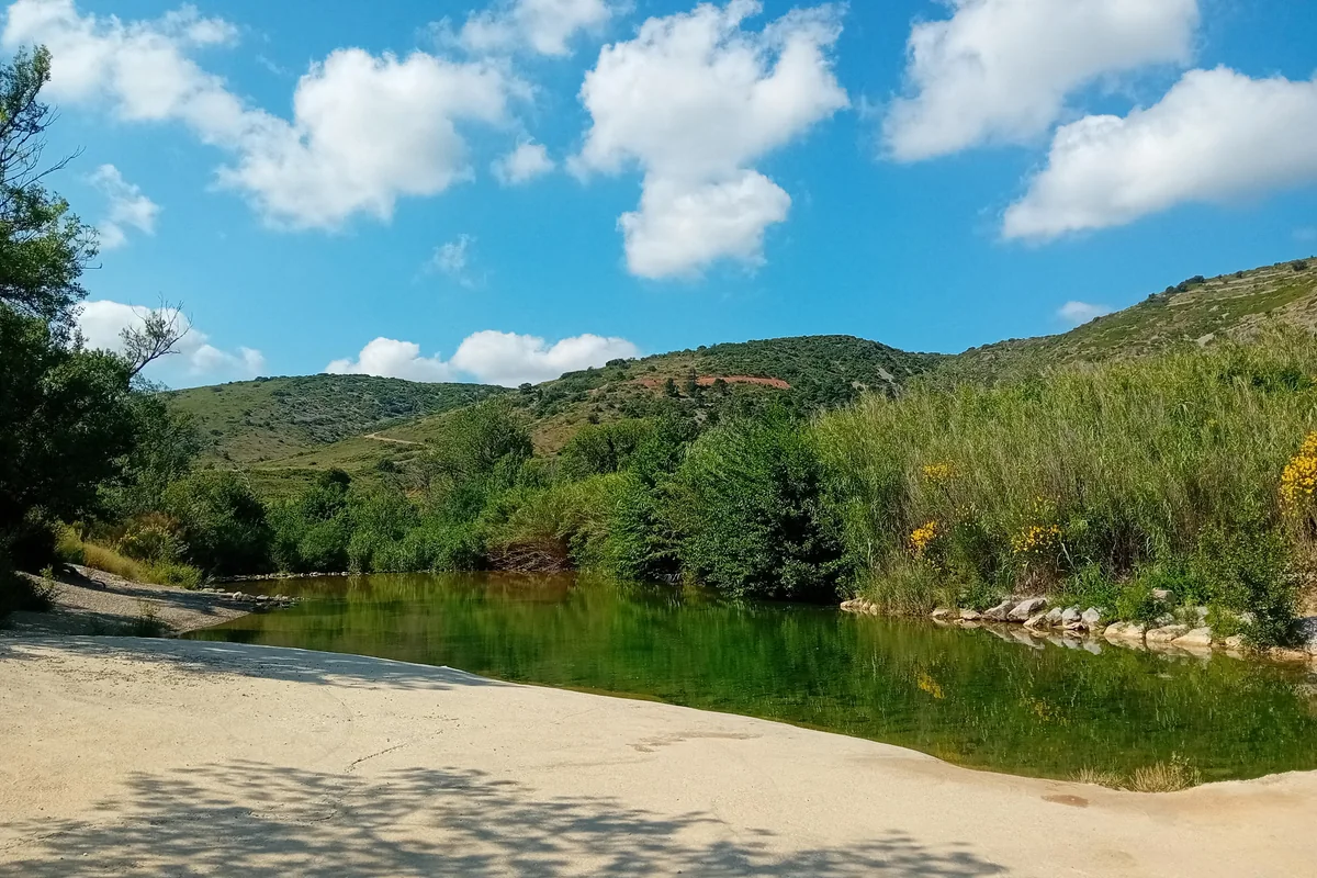 Plage de sable et bassin calme du Verdouble à La Prade, Paziols
