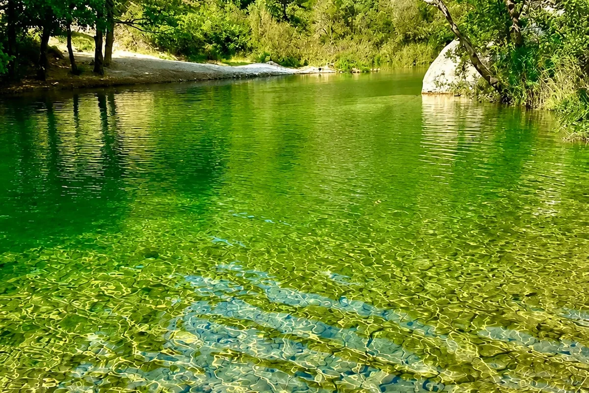 Eau claire émeraude du Verdouble à l'Œil de Mer, à Padern
